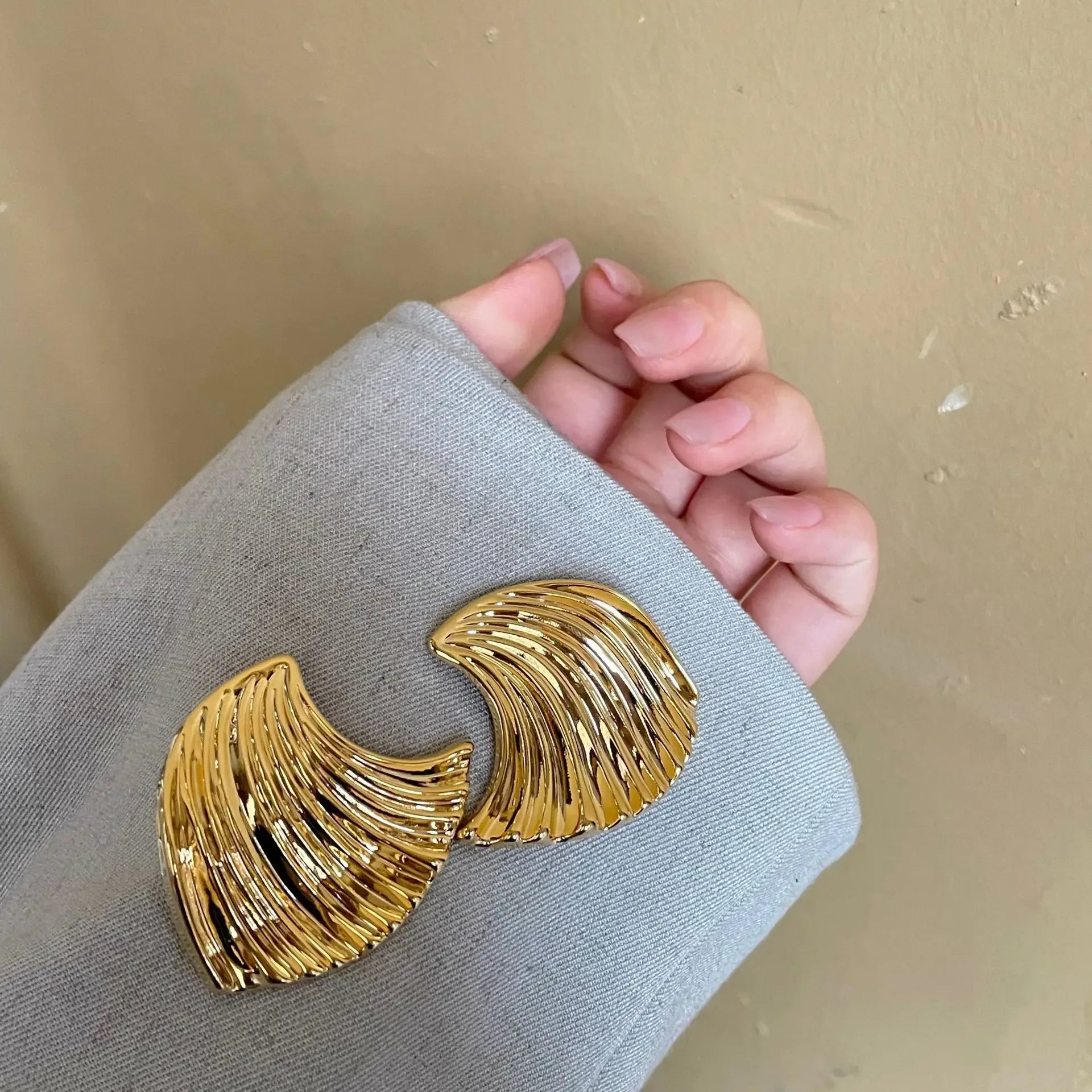 New Fashion Gold Plated Sea Wave Shell Shape Large Earrings for Women Unique Metal Textured Vintage Jewelry Gifts