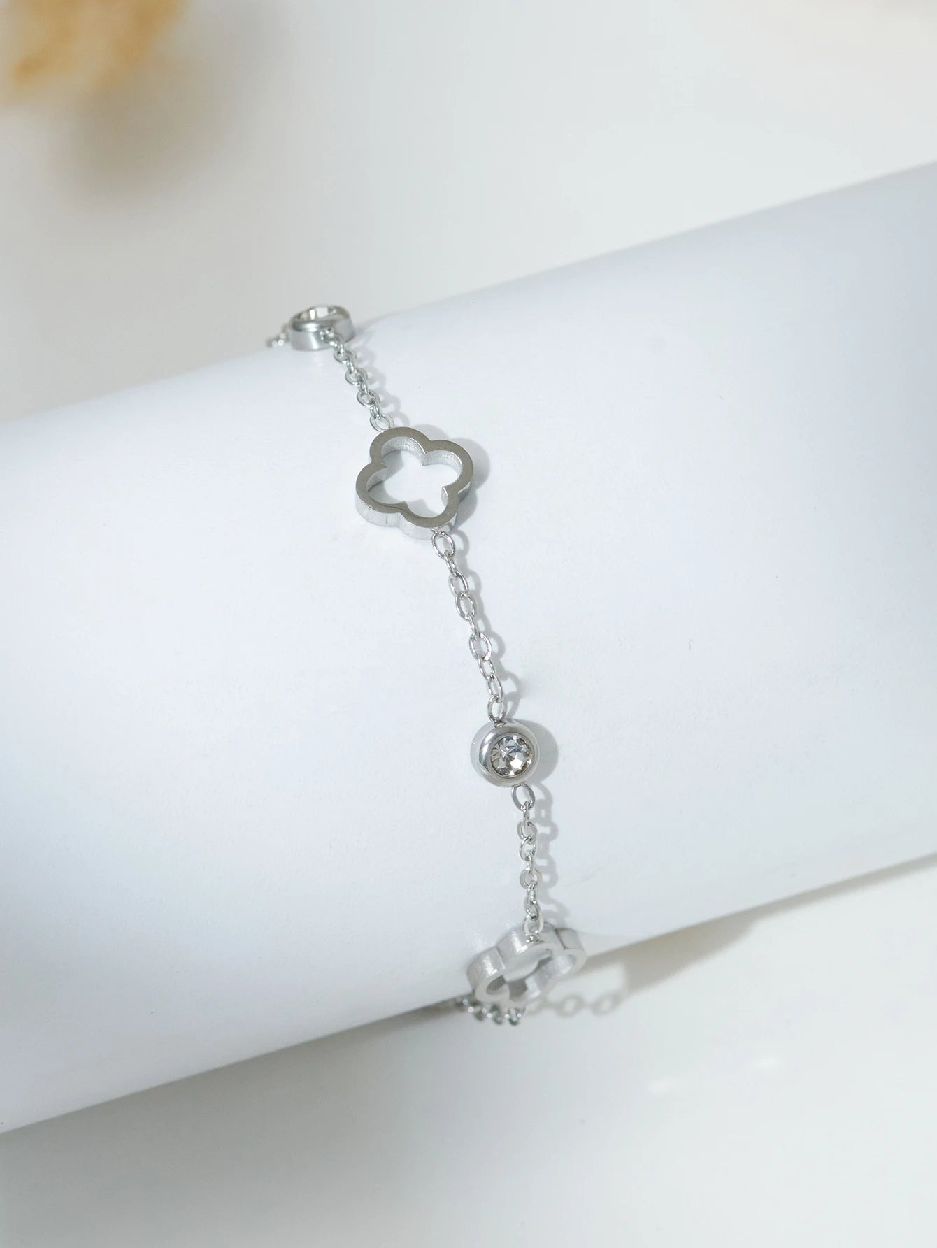 1 Piece Elegant Niche Luxury Triple Flower Bracelet  Daily Wear Gift for Friends Holiday Gift Women