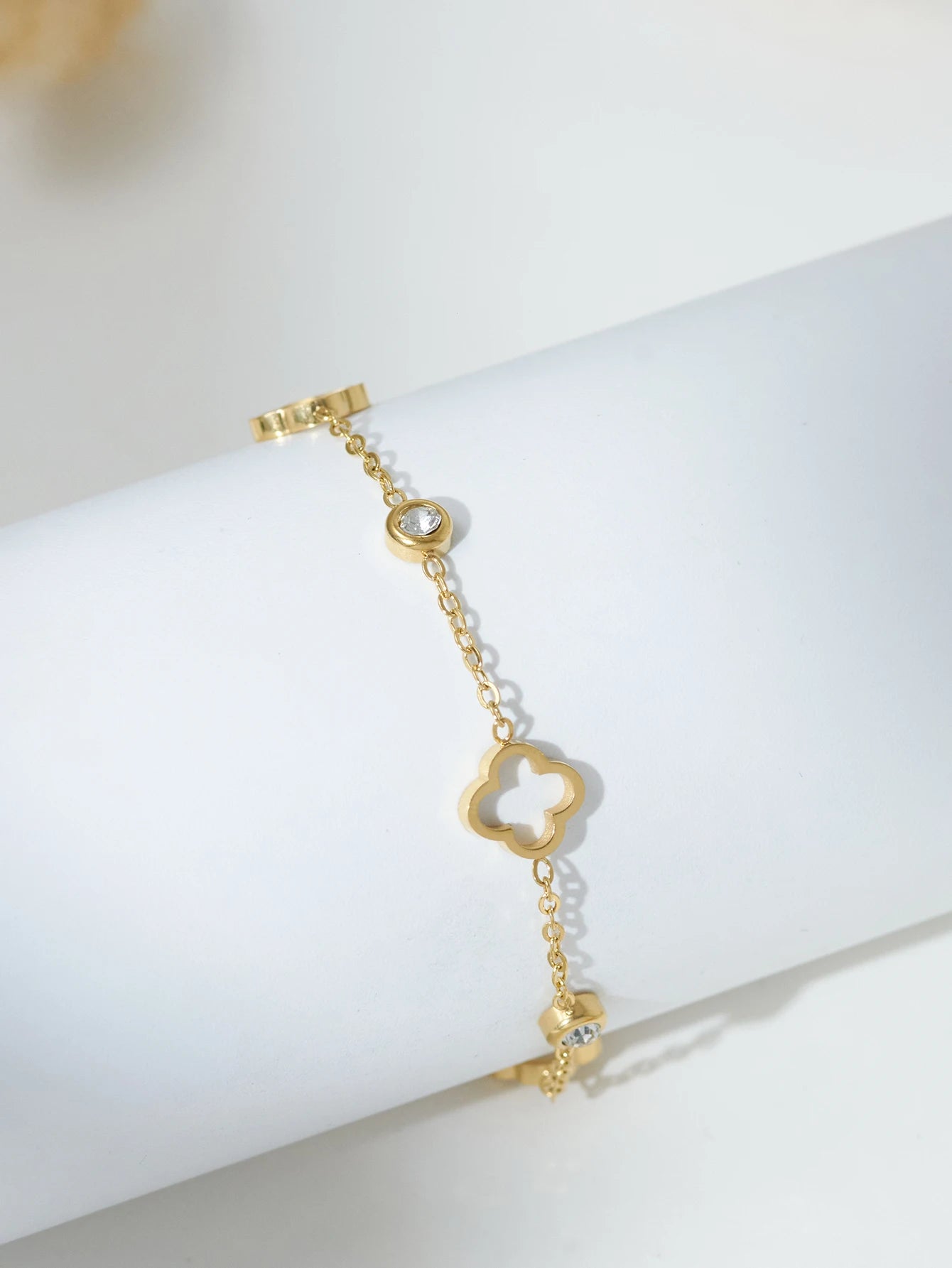 1 Piece Elegant Niche Luxury Triple Flower Bracelet  Daily Wear Gift for Friends Holiday Gift Women