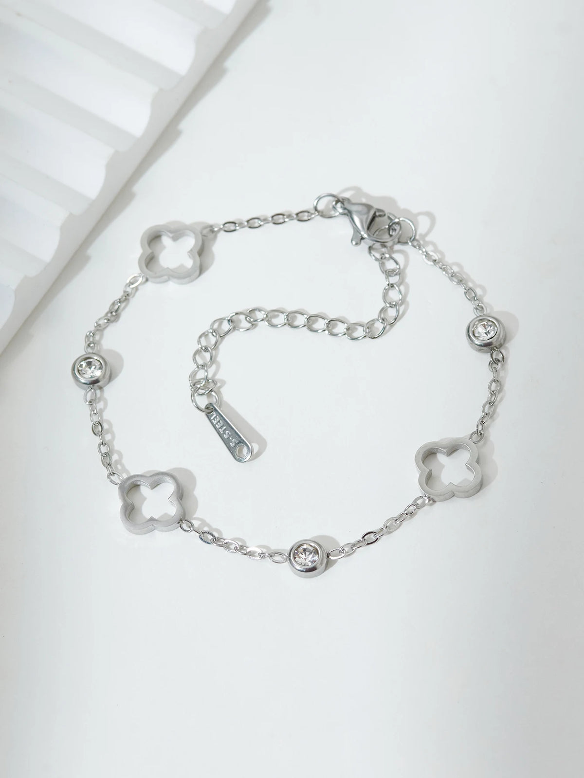 Lucky leaf  Luxury Fashion Flower Decor Bracelet For Women For Daily Decoration Gifts for Friends Mom Gifts Party Favors Jewelry