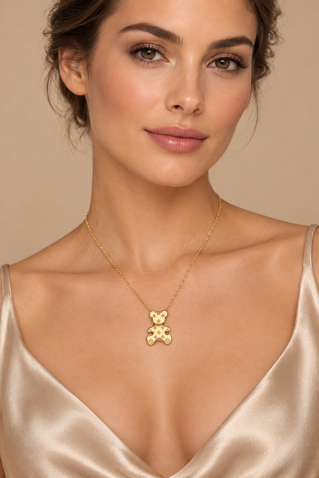 Modelo usando o colar de ursinho dourado